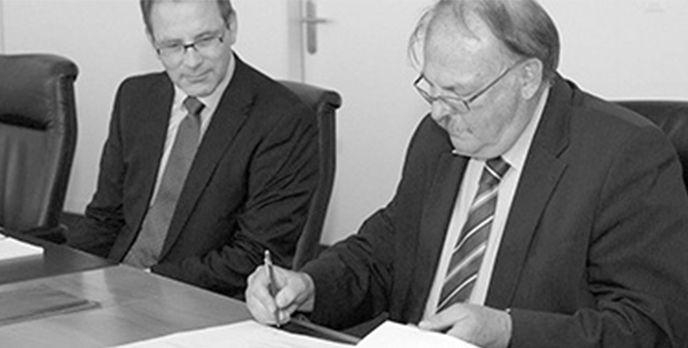 Peter Graf, direttore amministrativo della cooperativa di acquisti HSK AG, firma il trattato istitutivo della società per azioni. 